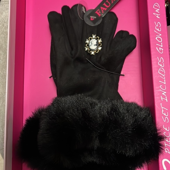 Betsey Johnson gift set, black wallet wristlet, and black gloves with fur, new - Picture 2 of 10